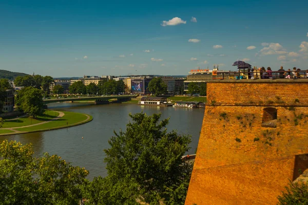 RAKOW, POLONIA: Hermoso paisaje con el famoso complejo antiguo del Castillo Real de Wawel en un soleado día de verano en Cracovia, Polonia — Foto de Stock