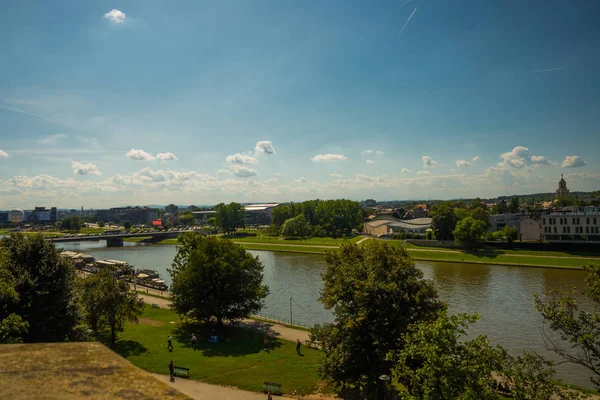 Cracovia, Polonia: Hermosa vista sobre el puente Grunwaldzki en las calles Vistula y Cracovia que se abre desde las murallas del Castillo Real de Wawel, popular monumento polaco . — Foto de Stock