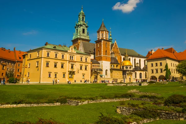 KRAKOW, POLANDA: O mulțime de turiști care vizitează faimosul complex istoric al Castelului Regal Wawel și Catedralei din Cracovia — Fotografie, imagine de stoc