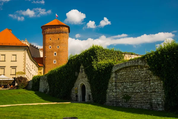 RAKOW, POLONIA: Hermoso paisaje con el famoso complejo antiguo del Castillo Real de Wawel en un soleado día de verano en Cracovia, Polonia — Foto de Stock