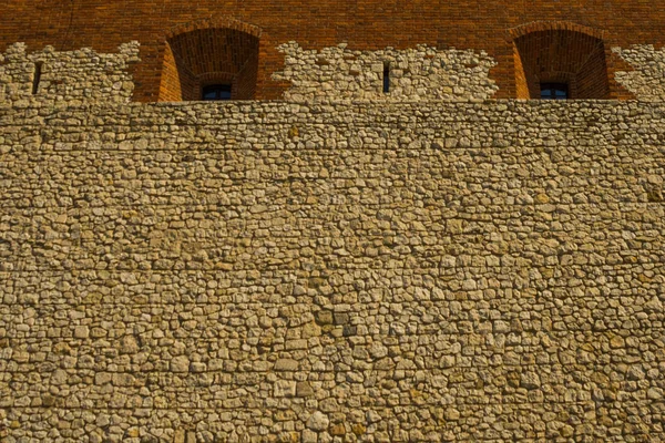 RAKOW, POLONIA: Textura de piedra en la muralla de la fortaleza. El famoso complejo antiguo del Castillo Real de Wawel — Foto de Stock