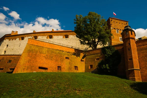 KRAKOW, POLÓNIA: O famoso complexo antigo do Castelo Real de Wawel — Fotografia de Stock