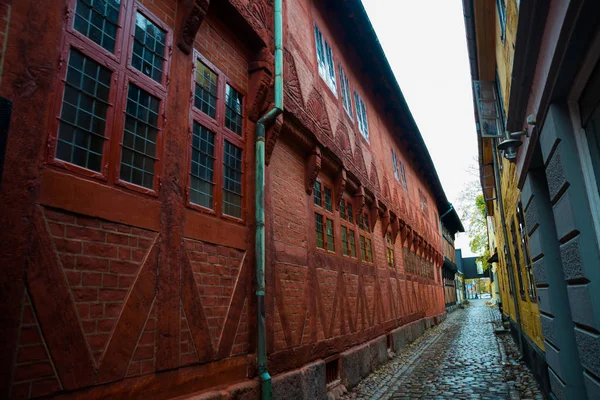 Odense, Danimarca: Vecchie case in strade acciottolate a Odense, la città di Hans Christian Andersen — Foto Stock