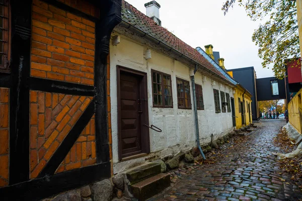 Odense, Danimarca: Vecchie case in strade acciottolate a Odense, la città di Hans Christian Andersen — Foto Stock