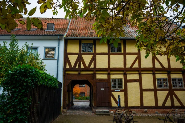 Odense, Danmark: Tradisjonelt historisk hus i Odense, Danmark - H.C. Andersens hjemby. Fasade på et hus i Odense – stockfoto