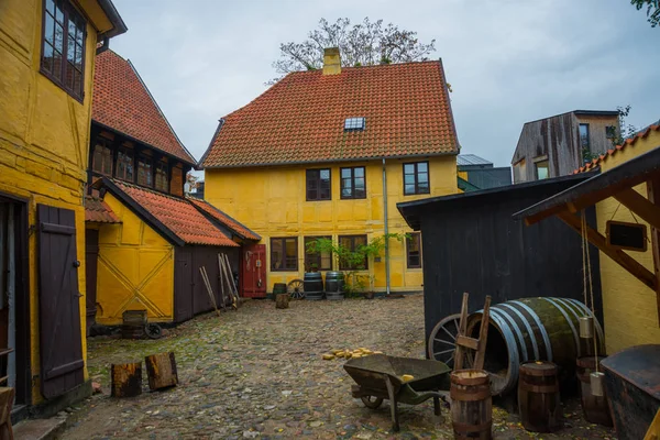 Odense, Dinamarca: Casas antiguas en calles empedradas en Odense, la ciudad de Hans Christian Andersen — Foto de Stock