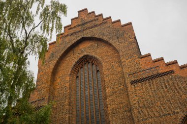 Odense, Danimarka: Sokaktaki güzel geleneksel tuğla kilise. Odense, Funen Adası, Danimarka