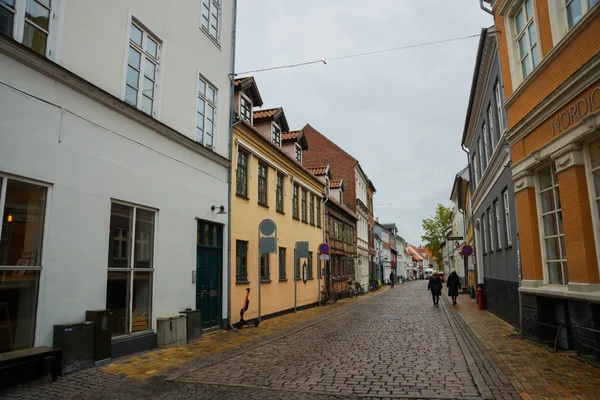 Odense, Dania: Stare domy na brukowanych ulicach w Odense, mieście Hansa Christiana Andersena — Zdjęcie stockowe