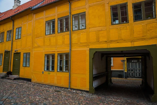 Odense, Dania: Stare domy na brukowanych ulicach w Odense, mieście Hansa Christiana Andersena — Zdjęcie stockowe