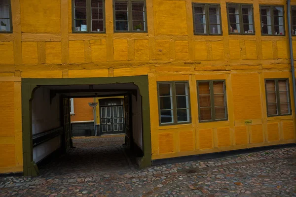 Odense, Dania: Stare domy na brukowanych ulicach w Odense, mieście Hansa Christiana Andersena — Zdjęcie stockowe