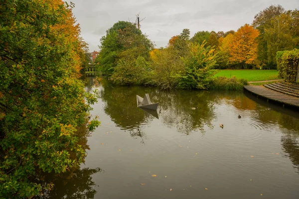 Odense, Dinamarca: Hermosa vista del estanque en otoño en el Parque. Hans Christian Andersen jardín de cuento de hadas en Odense —  Fotos de Stock