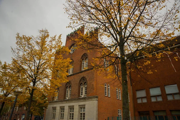 Odense, Danimarka: Odense 'deki geleneksel tarihi ev, Danimarka Hc Andersen' in memleketi. Odense 'de bir eve cephe — Stok fotoğraf