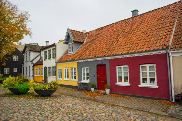 Odense, Dinamarca: Casas antiguas en calles empedradas en Odense, la ciudad de Hans Christian Andersen — Foto de Stock