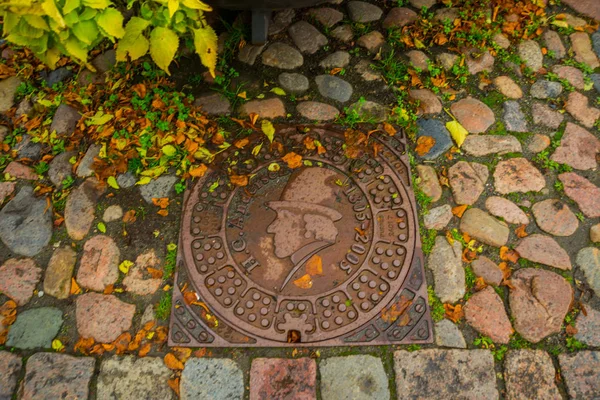 Odense, Δανία: Κάλυμμα φρεατίου με τον δανό αυτόματο Hans Christian Andersen στο Odense, Δανία — Φωτογραφία Αρχείου