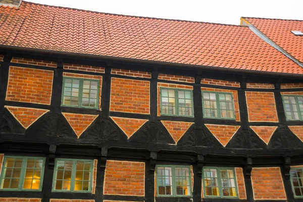 Odense, Dánia: Régi házak Odense macskaköves utcáin, Hans Christian Andersen városában — Stock Fotó