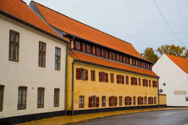 Odense, Dánia: Gyönyörű hagyományos házak Odense utcáin Hans Christian Andersen szülőhelye. — Stock Fotó