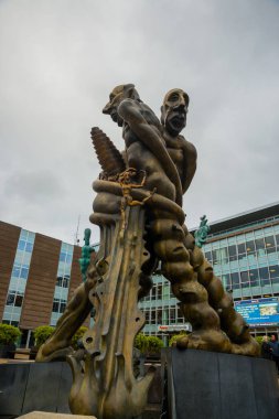 Odense, Danimarka: H. C. Andersen heykeli. Odense 'deki eski tren istasyonu binası.