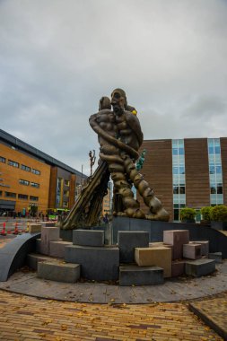 Odense, Danimarka: H. C. Andersen heykeli. Odense 'deki eski tren istasyonu binası.