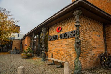 Odense, Danimarka: Kumarhanedeki peri masalı yazarı H.C. Andersen 'in güzel heykeli
