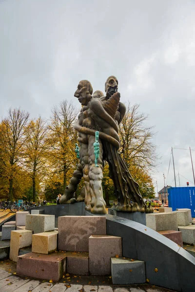 Odense, Danimarka: H. C. Andersen heykeli. Odense 'deki eski tren istasyonu binası.