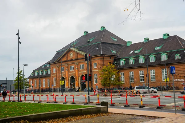 ODENSE, DINAMARCA: El antiguo edificio de la estación de tren en Odense, Dinamarca —  Fotos de Stock