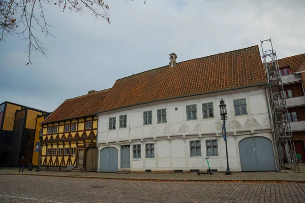 Odense, Dánia: Hagyományos történelmi ház Odense, Dánia Hc Andersen szülővárosában. Egy ház homlokzata Odense-ben — Stock Fotó