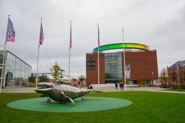 Aarhus, Danimarka: Sanat müzesinin çatısındaki gökkuşağı renklerinde Danimarkalı sanatçı Olafur Eliasson tarafından oluşturulan dairesel, panoramik yürüyüş yolu