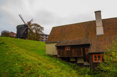 Aarhus, Danimarka: Aarhus 'taki botanik bahçesinin yanındaki eski yel değirmeni