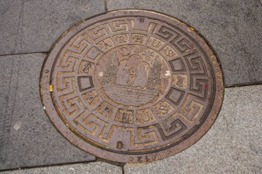 Aarhus, Danimarka: Bir şehir caddesinde kapalı rögar kapağı. Aarhus