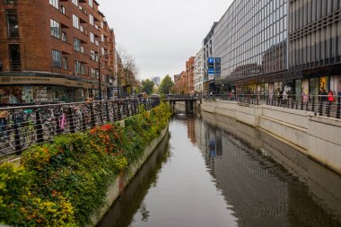 Aarhus, Danimarka: Aarhus kasabasının şehir merkezinde Aarhus A nehri boyunca gezinme