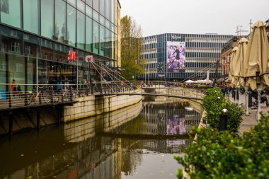 Aarhus, Danimarka: Aarhus kasabasının şehir merkezinde Aarhus A nehri boyunca gezinme