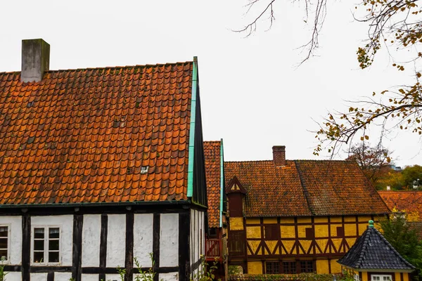 AARHUS, DINAMARCA: El casco antiguo de Aarhus. El casco antiguo es popular entre los turistas, ya que muestra la arquitectura tradicional danesa —  Fotos de Stock