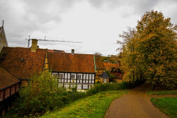 Aarhus, Dánia: Az óváros Aarhusban. Az Óváros népszerű a turisták körében, mivel a hagyományos dán építészet — Stock Fotó