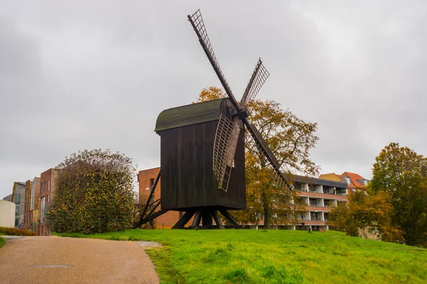 AARHUS, DINAMARCA: Antiguo molino de viento cerca del jardín botánico de Aarhus —  Fotos de Stock