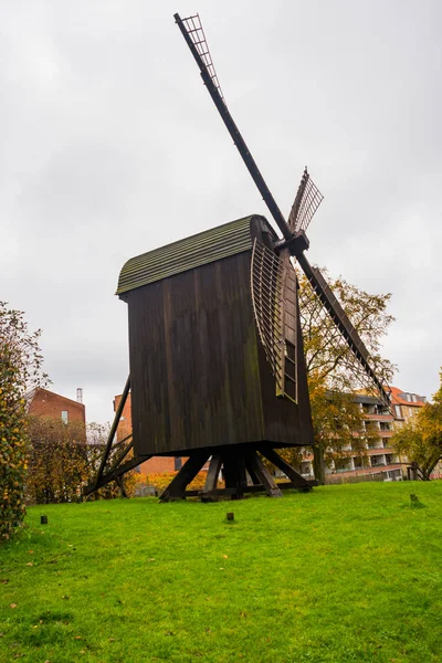 AARHUS, DINAMARCA: Antiguo molino de viento cerca del jardín botánico de Aarhus —  Fotos de Stock