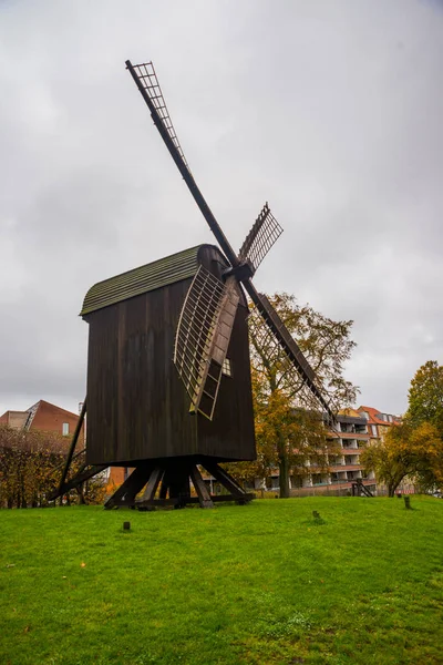 AARHUS, DINAMARCA: Antiguo molino de viento cerca del jardín botánico de Aarhus —  Fotos de Stock