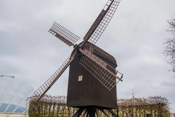 AARHUS, DINAMARCA: Antiguo molino de viento cerca del jardín botánico de Aarhus —  Fotos de Stock