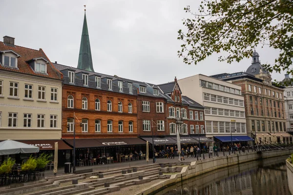 デンマークのオーフス:オーフス川沿いの遊歩道オーフスの街の中心部 — ストック写真