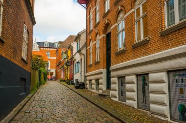 Aalborg, Danimarka: Tarihi Aalborg eski kasabasında renkli geleneksel Danimarka evleri olan büyüleyici sakin sokaklar
