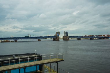 Aalborg, Danimarka: Langerak Boğazı üzerindeki Bascule Köprüsü sadece gemiler için açılıyor, yat panosu manzarası