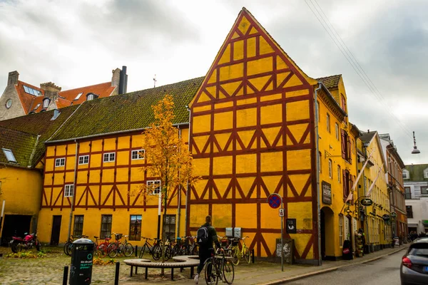 Aalborg, Danimarka: Eski şehrin merkezinde evleri olan güzel bir cadde — Stok fotoğraf