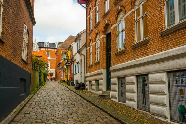 Aalborg, Dinamarca: Charmosas ruas quiantes com coloridas casas tradicionais dinamarquesas na histórica cidade velha de Aalborg — Fotografia de Stock