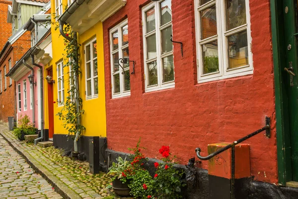 Aalborg, Dinamarca: Charmosas ruas quiantes com coloridas casas tradicionais dinamarquesas na histórica cidade velha de Aalborg — Fotografia de Stock