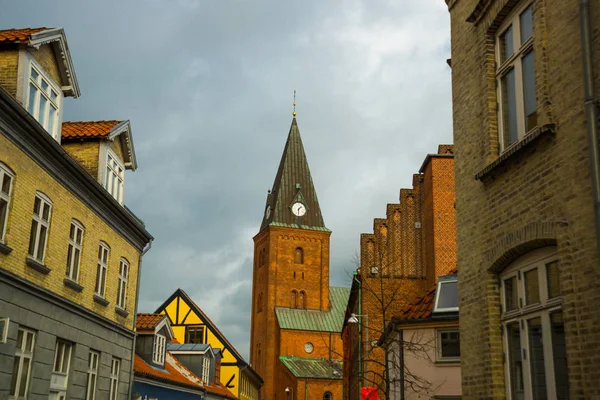 Aalborg, Danimarca: Monastero della Vergine Maria. Bella Chiesa cattolica nel centro storico — Foto Stock