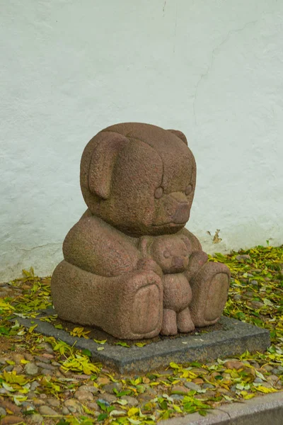 デンマークのアルボ:クマの赤ちゃんを持つクマの母親への美しい記念碑. — ストック写真