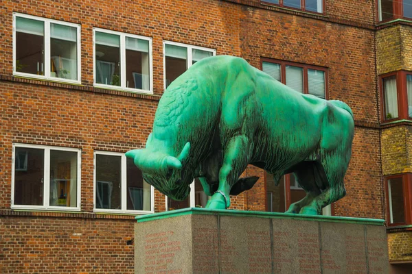 Aalborg, Danemark : Belle sculpture de taureau dans le centre-ville . — Photo