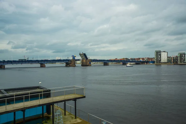 Aalborg, dänemark: klappbare brücke über die langerak-straße, die sich gerade für schiffe öffnet, blick auf jacht bord — Stockfoto