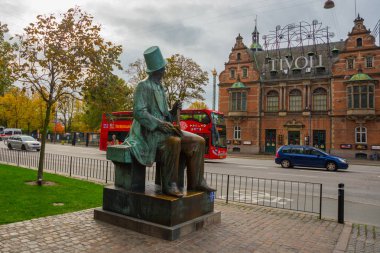 Kopenhag, Danimarka: Kopenhag Belediye Meydanı 'nda Hans Christian Andersen' in bronz heykeli.