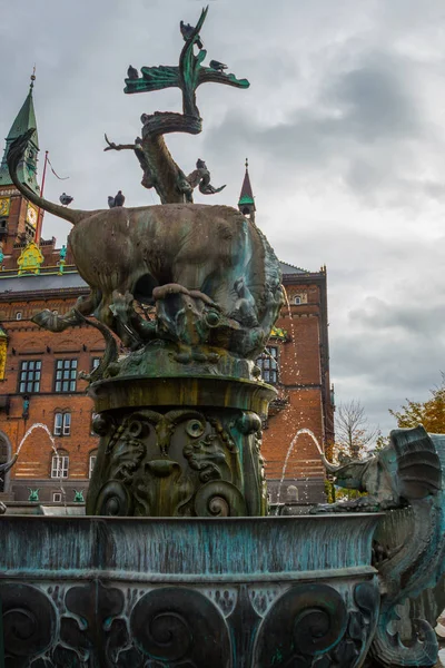 덴마크 코펜하겐: 소와 용의 청동 조각품 이 있는 아름다운 분수. 시청 — 스톡 사진