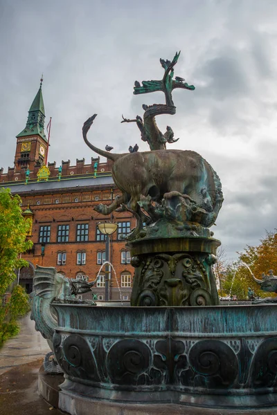 COPENHAGEN, DENMARK: A beautiful fountain with a bronze sculpture of a bull and a dragon. City Hall — Stock Photo, Image